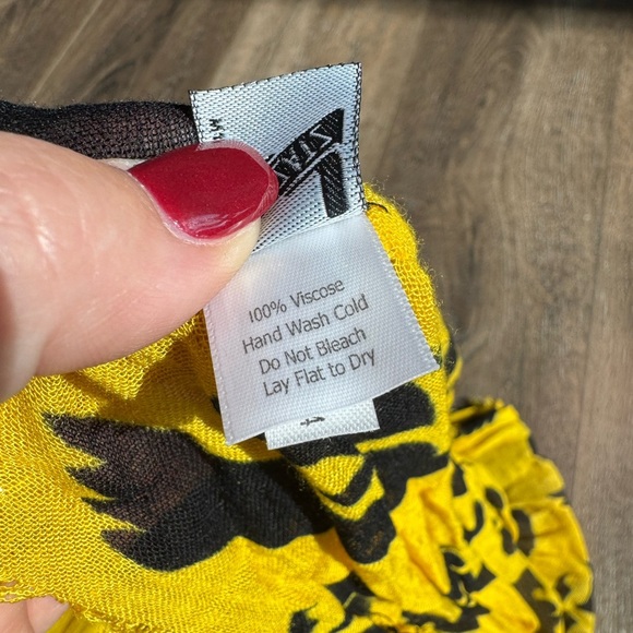 Iowa Hawkeyes Infiniti scarf. Excellent used condition. Lightweight. - Picture 4 of 4